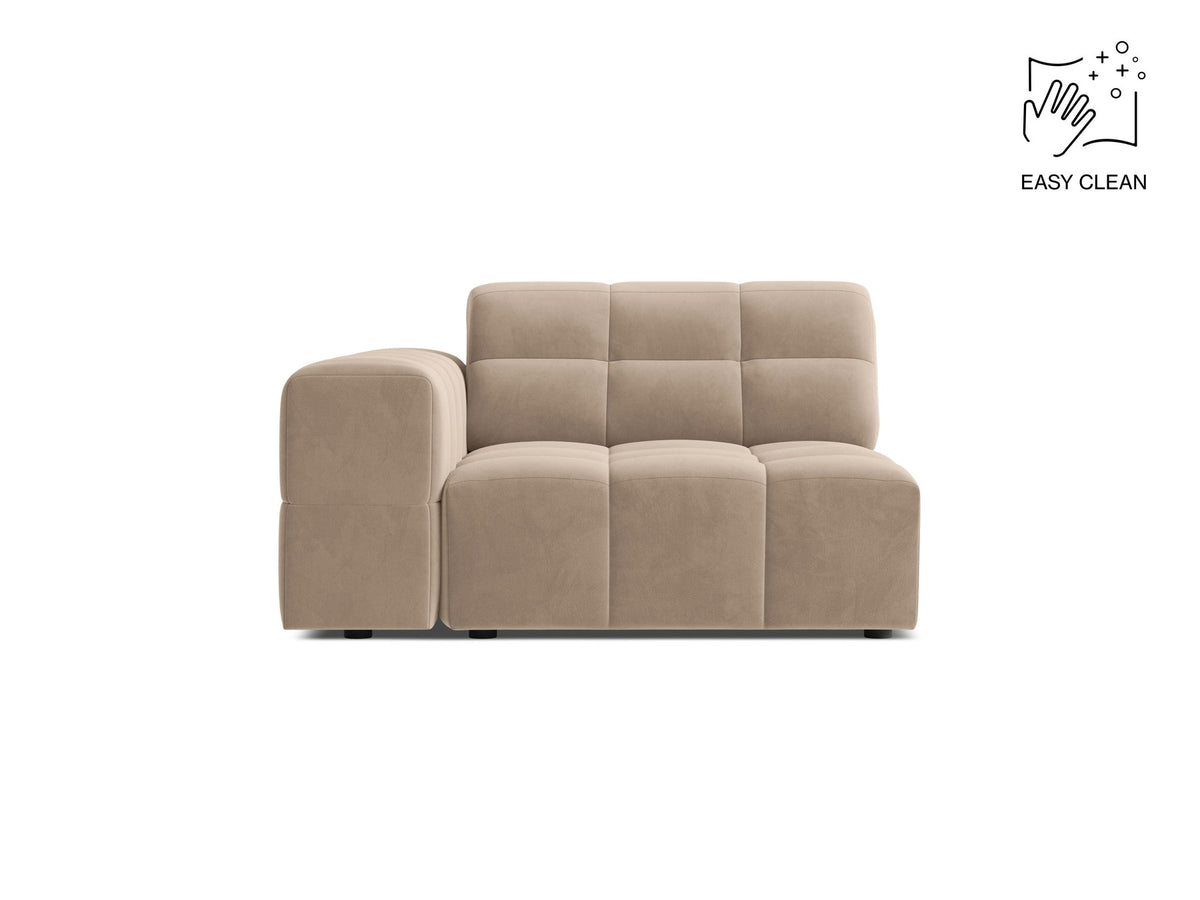 Modulares Sofa Jennifer von Micadoni in leichtem Beige mit Chenille-Stoffbezug, schwarzen Kunststoffbeinen und niedriger Rückenlehne.
