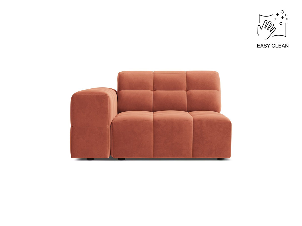 Modulares Sofa Jennifer von Micadoni in leichtem Beige mit Chenille-Stoffbezug, schwarzen Kunststoffbeinen und niedriger Rückenlehne.