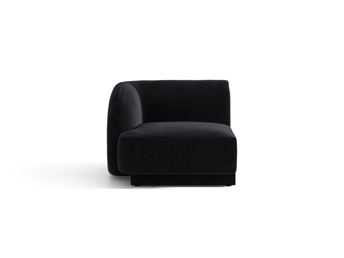 Dunkelbeiger Einsitzer aus der modularen Miley-Sofa-Serie von Micadoni, Bezug aus Bluvel-Stoff, schwarze Kunststofffüsse, kompakte quadratische Form.
