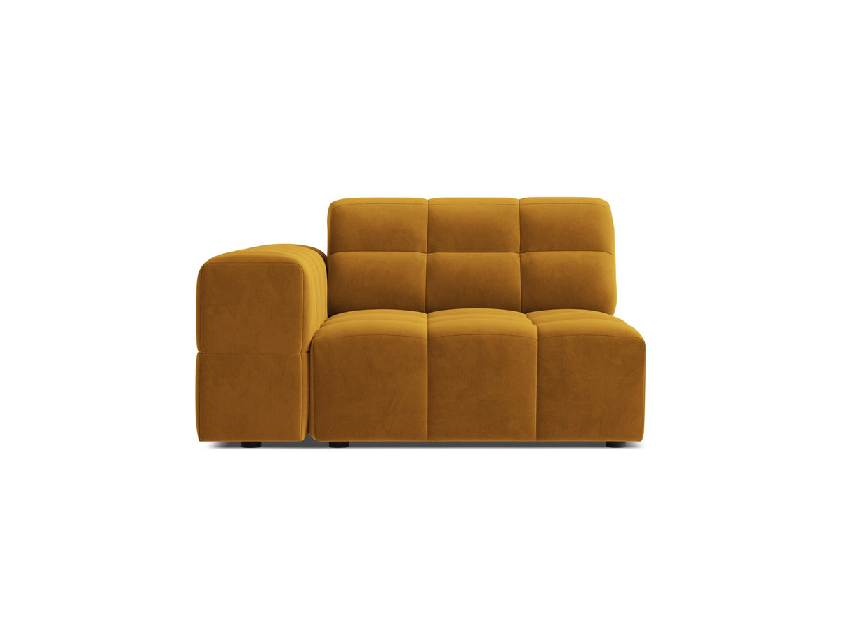 Modulares Sofa Jennifer von Micadoni in leichtem Beige mit Chenille-Stoffbezug, schwarzen Kunststoffbeinen und niedriger Rückenlehne.