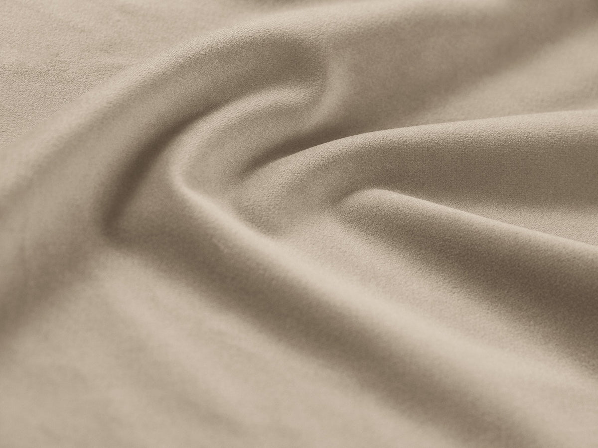 Modulares Sofa Jennifer von Micadoni in leichtem Beige mit Chenille-Stoffbezug, schwarzen Kunststoffbeinen und niedriger Rückenlehne.