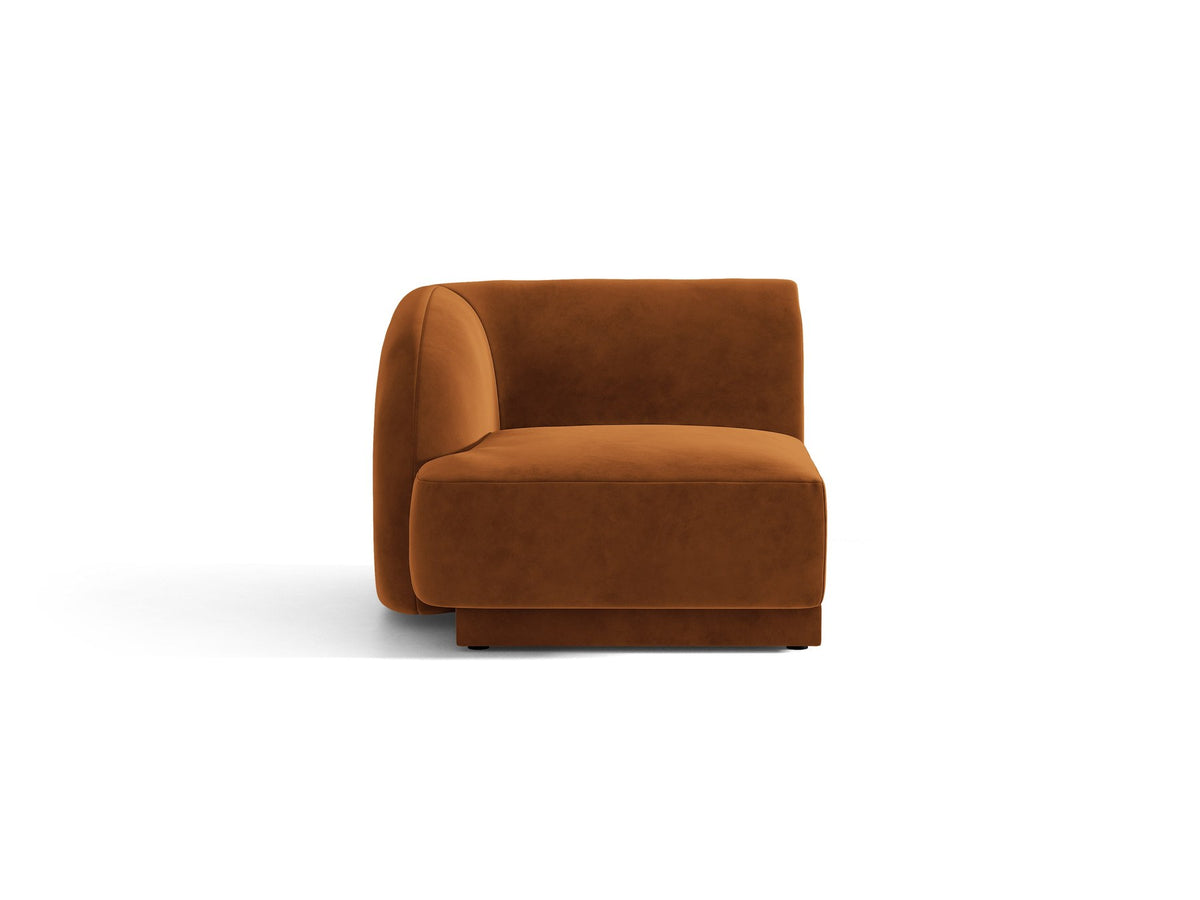 Dunkelbeiger Einsitzer aus der modularen Miley-Sofa-Serie von Micadoni, Bezug aus Bluvel-Stoff, schwarze Kunststofffüsse, kompakte quadratische Form.