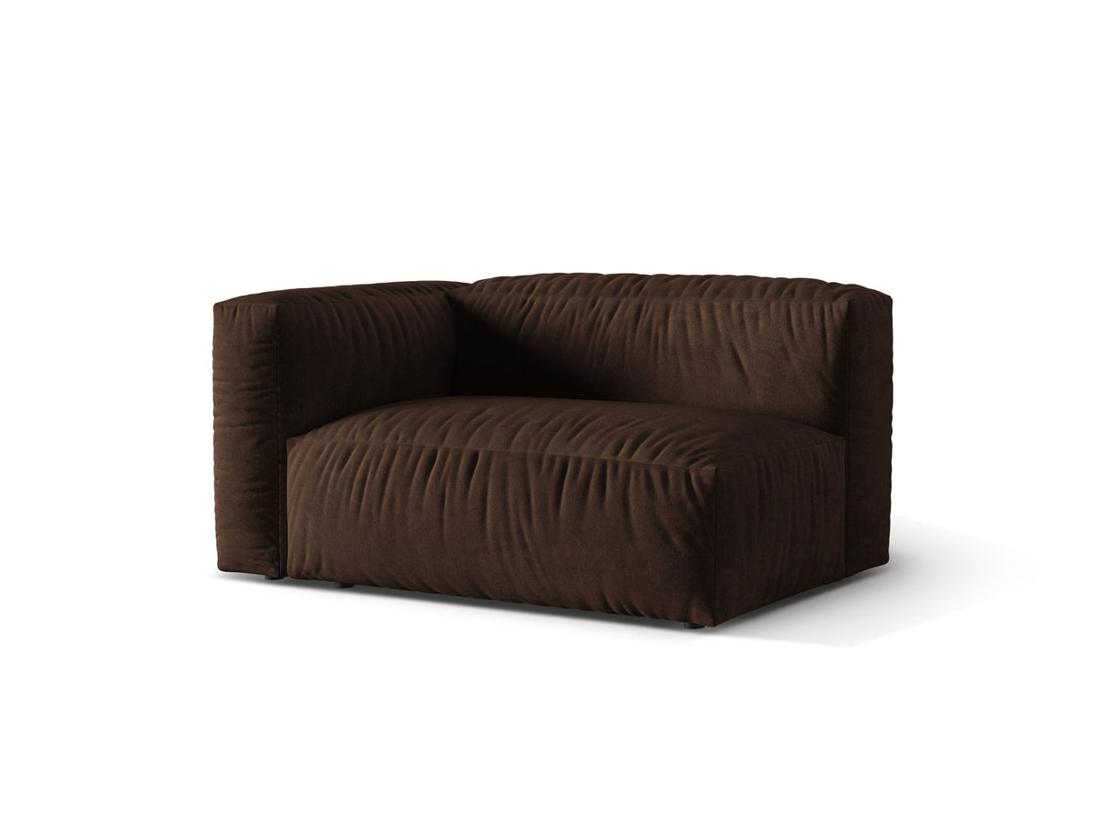 Zweisitzer Sofa Martina von Micadoni in Schokolade mit schwarzen Kunststoffbeinen, Ansicht von vorne auf gepolstertem Sitz und Rückenlehne.
