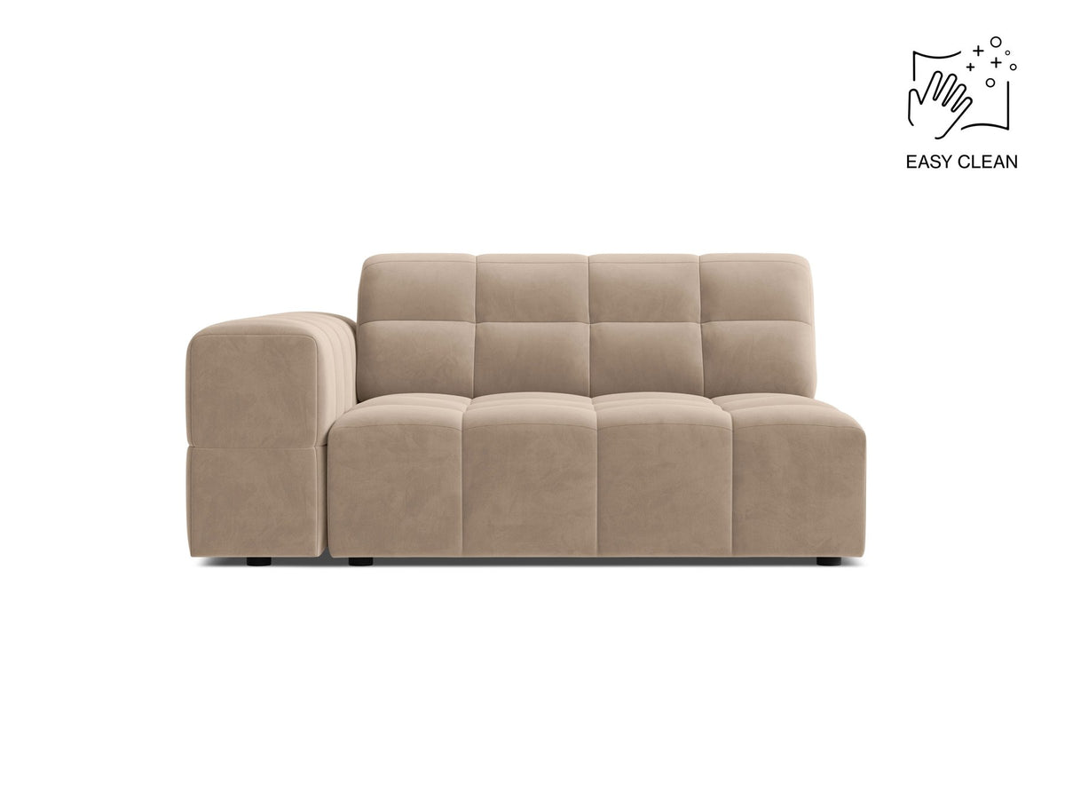 Modulares Sofa Jennifer von Micadoni in Leichtes beige mit Chenille-Bezug Eden, schwarzen Kunststoffbeinen und niedriger Rückenlehne.