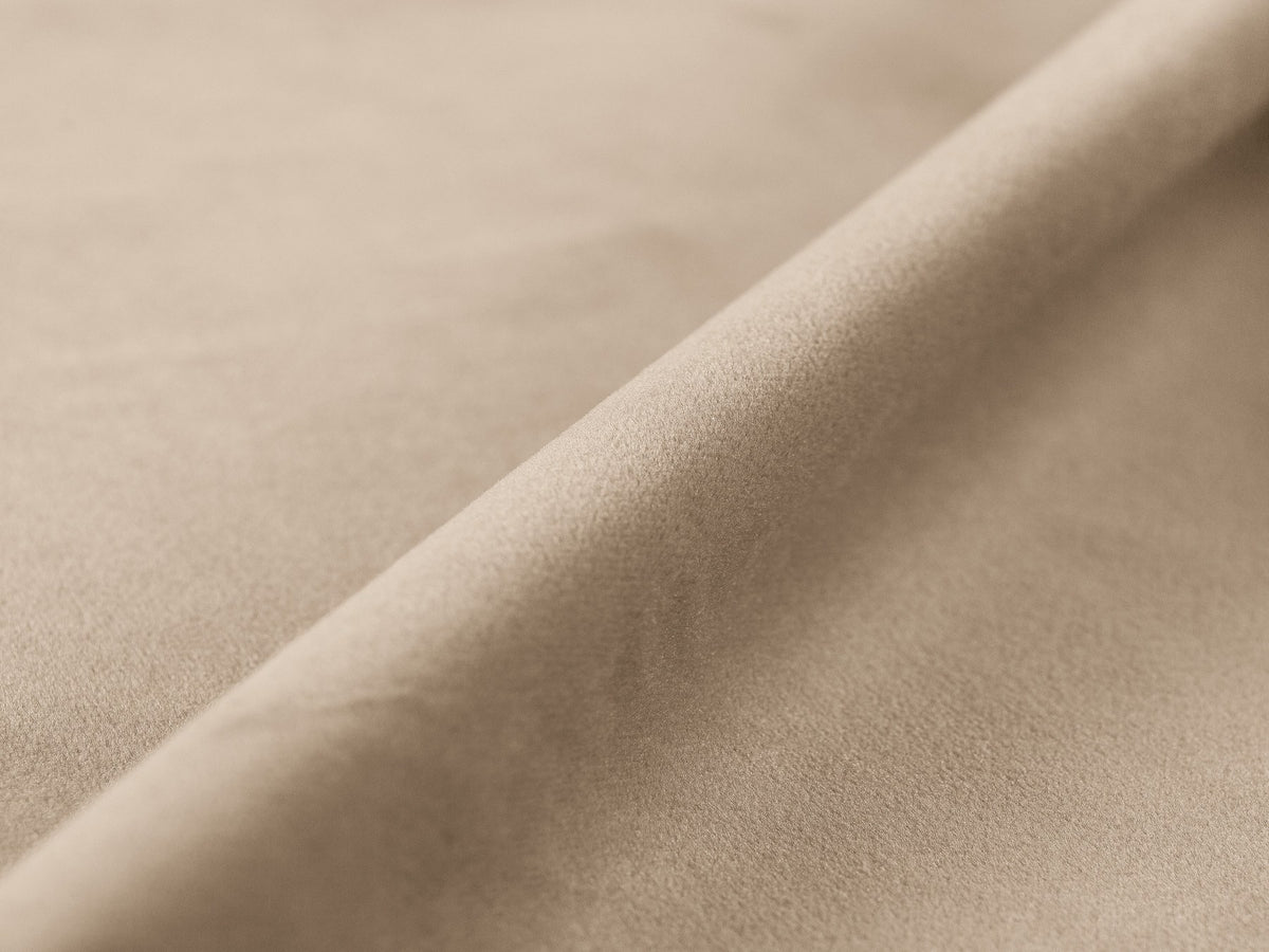 Modulares Sofa Jennifer von Micadoni in Leichtes beige mit Chenille-Bezug Eden, schwarzen Kunststoffbeinen und niedriger Rückenlehne.