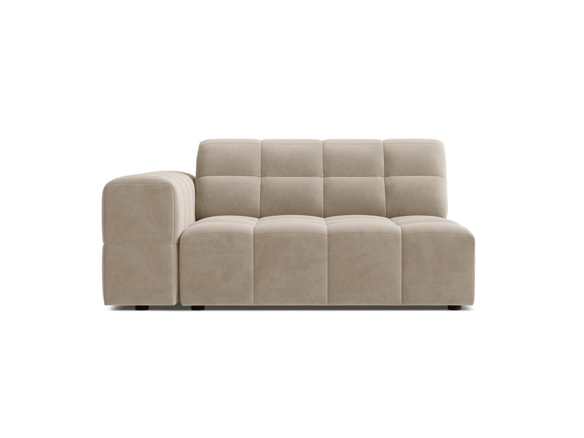 Modulares Sofa Jennifer von Micadoni in Leichtes beige mit Chenille-Bezug Eden, schwarzen Kunststoffbeinen und niedriger Rückenlehne.