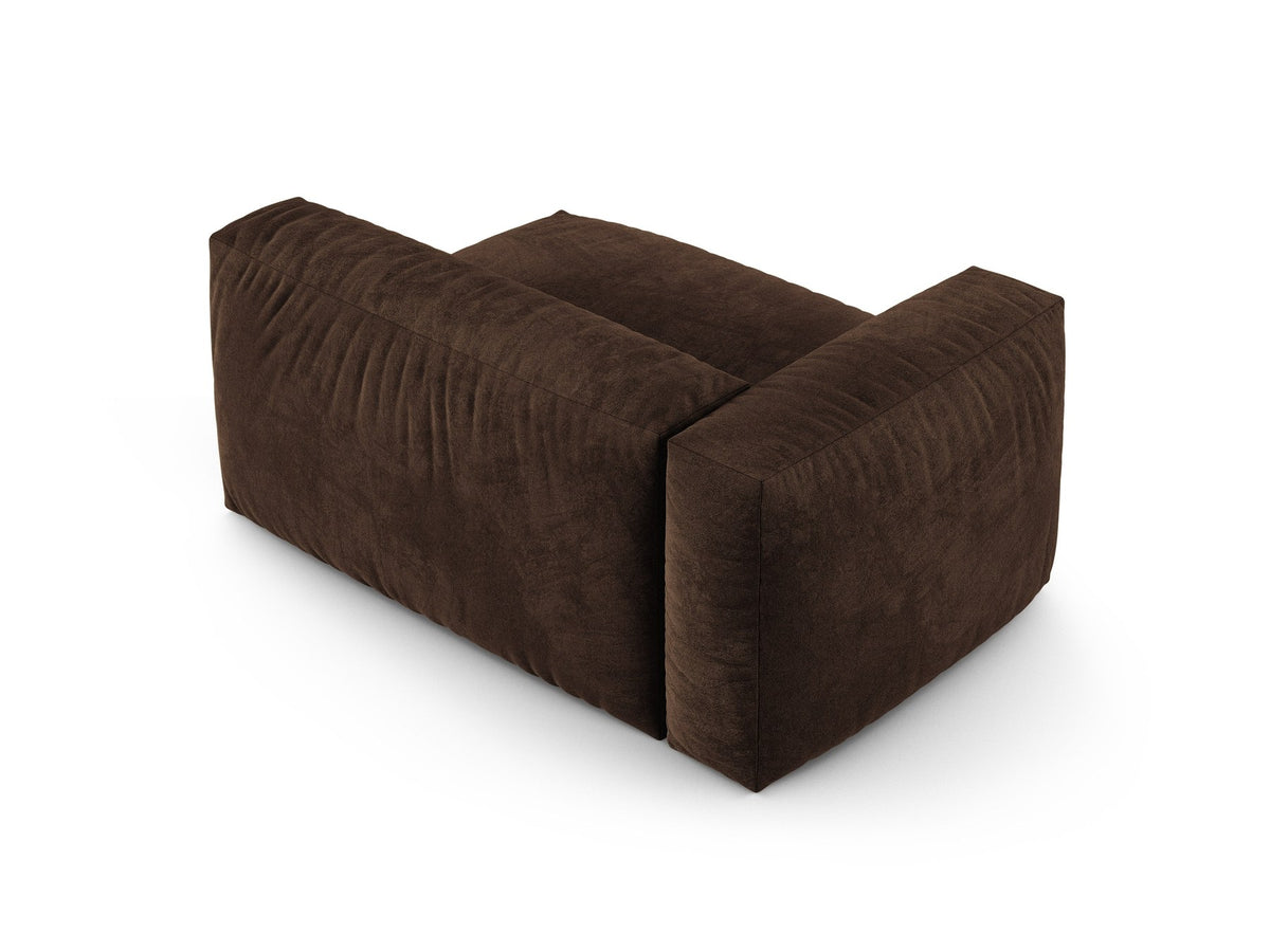 Modulares Zweisitzer-Sofa Martina von Micadoni in Schokolade mit schwarzen Kunststoffbeinen und Veloursstoff-Bezug der Vogue-Kollektion.