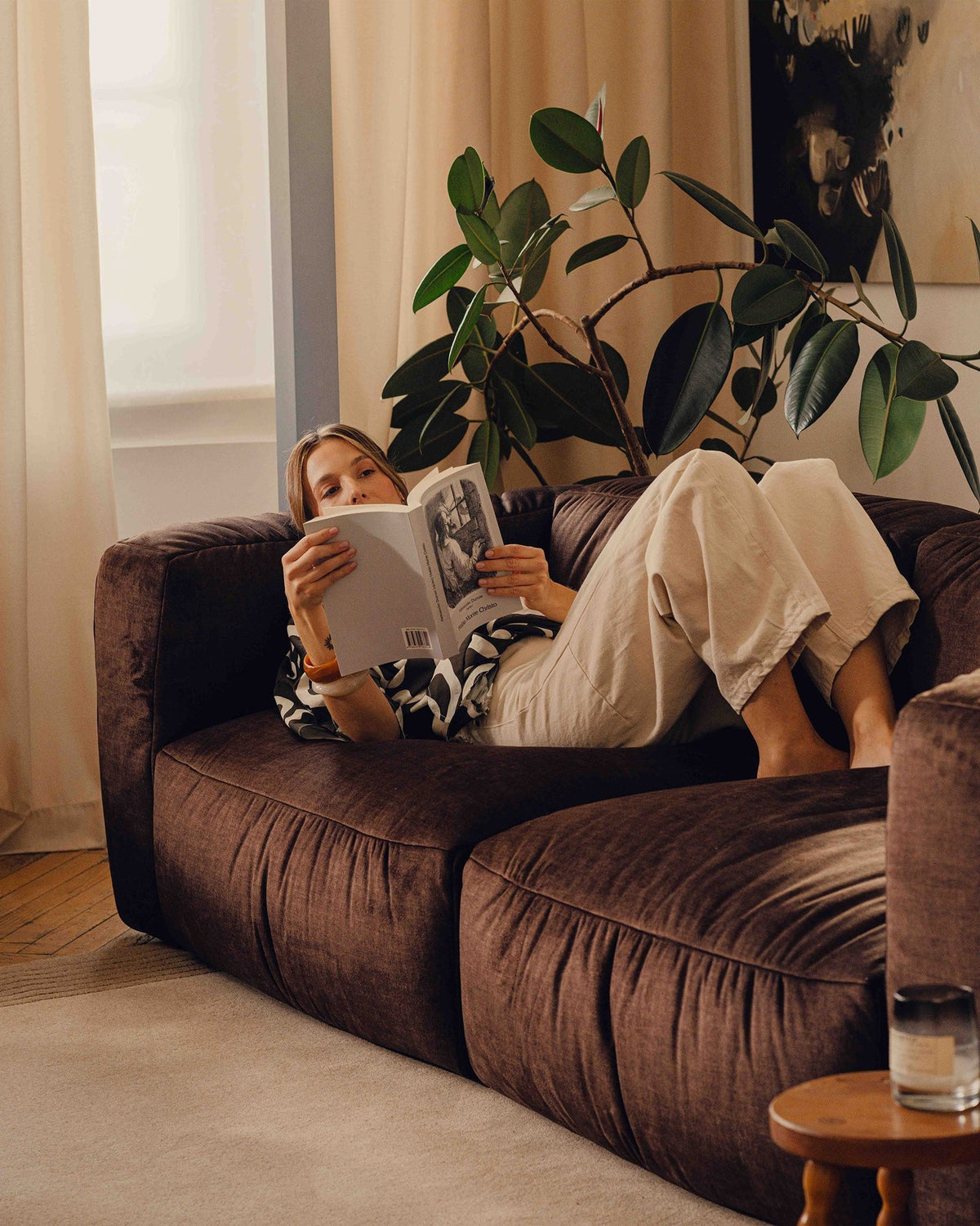 Produktfoto des modularen Sofas Martina Breiter Einzelsitz von Micadoni in Schokolade mit Veloursstoff-Bezug und schwarzen Kunststoffbeinen.