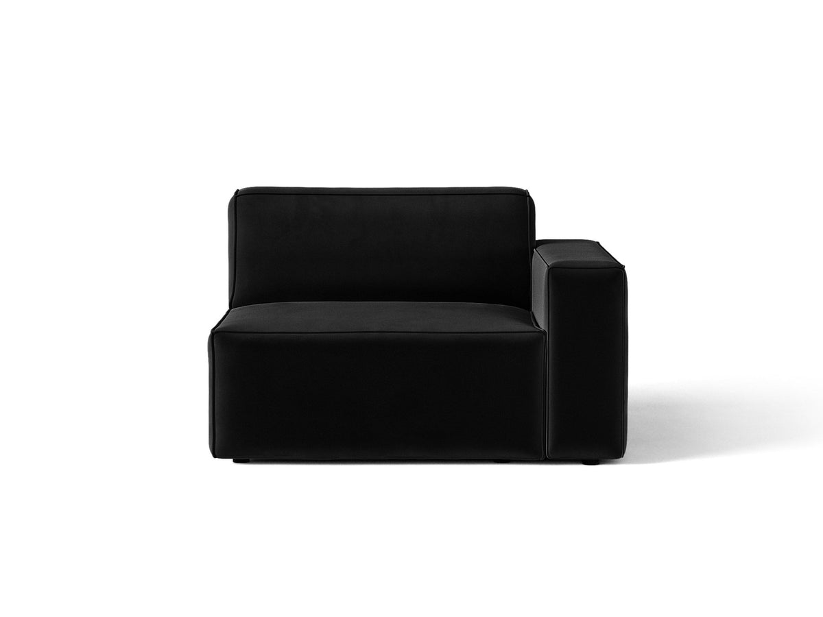Modulares Sofa Jodie von Micadoni in leichtem Beige mit Venus-Samtstoff, schwarzen Kunststoffbeinen und rechtsseitiger Ausrichtung.