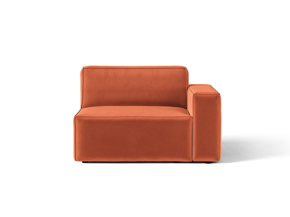 Modulares Sofa Jodie von Micadoni in leichtem Beige mit Venus-Samtstoff, schwarzen Kunststoffbeinen und rechtsseitiger Ausrichtung.