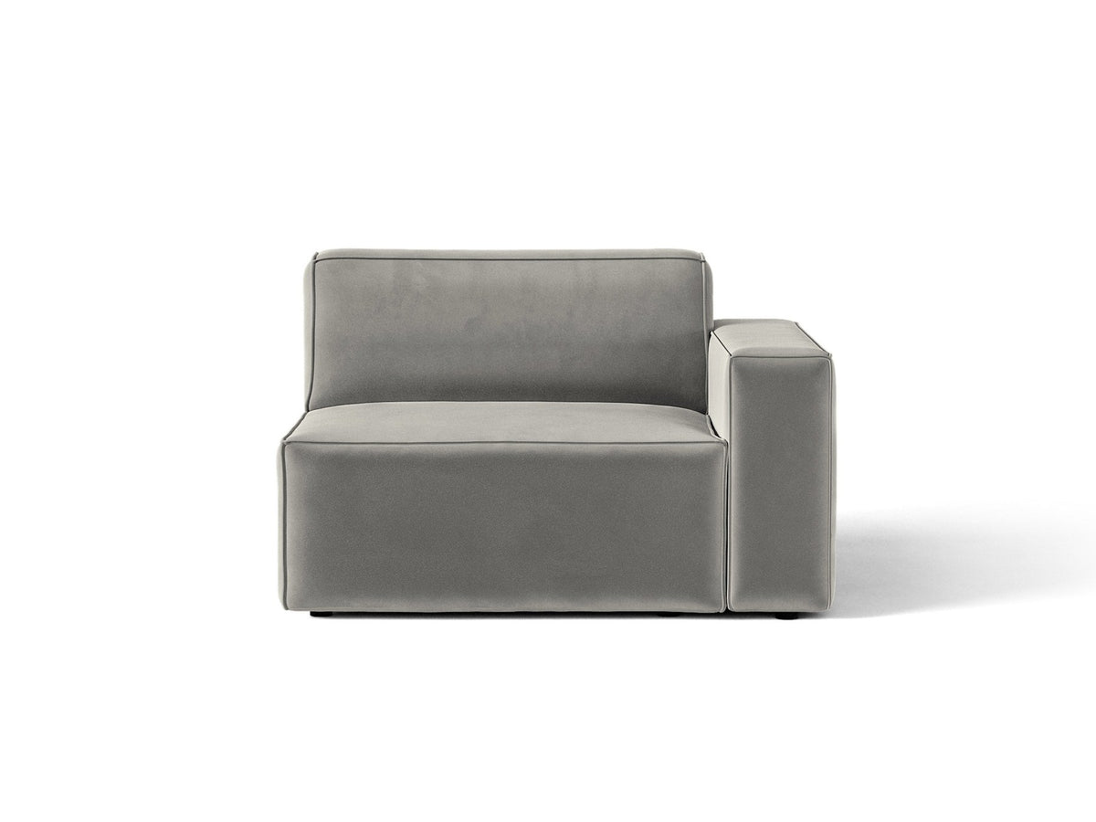 Modulares Sofa Jodie von Micadoni in leichtem Beige mit Venus-Samtstoff, schwarzen Kunststoffbeinen und rechtsseitiger Ausrichtung.