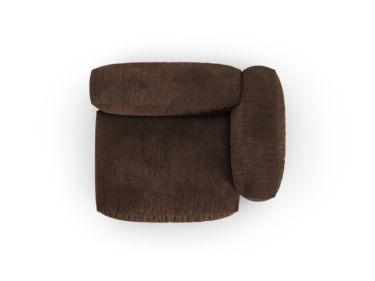 Modulares Sofa-Element Martina von Micadoni in Schokolade, Veloursstoff Vogue, schwarze Kunststoffbeine, quadratische Sitzform von vorne fotografiert.