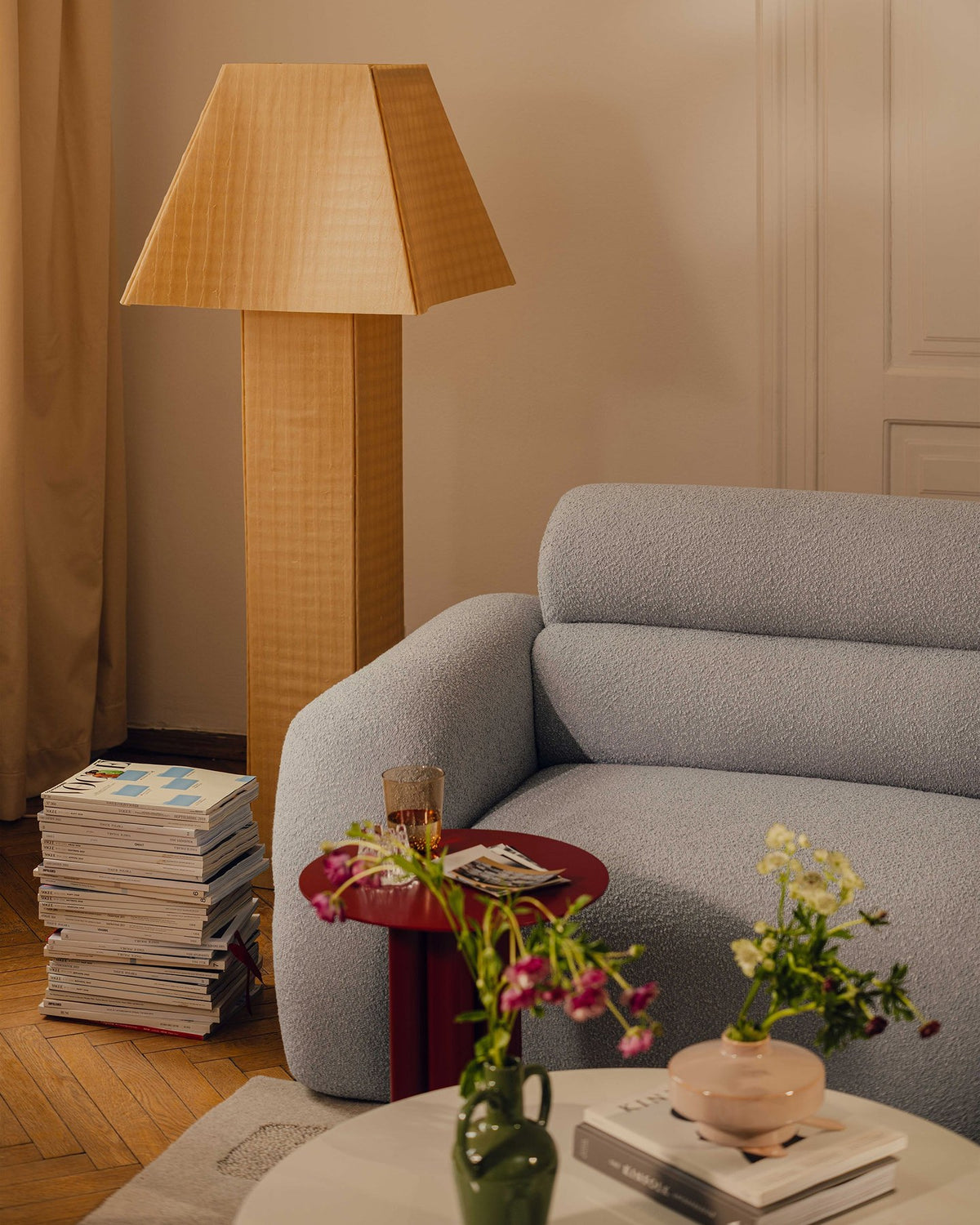 Armloses Samtmodul-Sofaelement Neo von Micadoni in dunklem Olivgrün, mit schwarzen Kunststoffbeinen, Teil eines modularen Sofasystems.