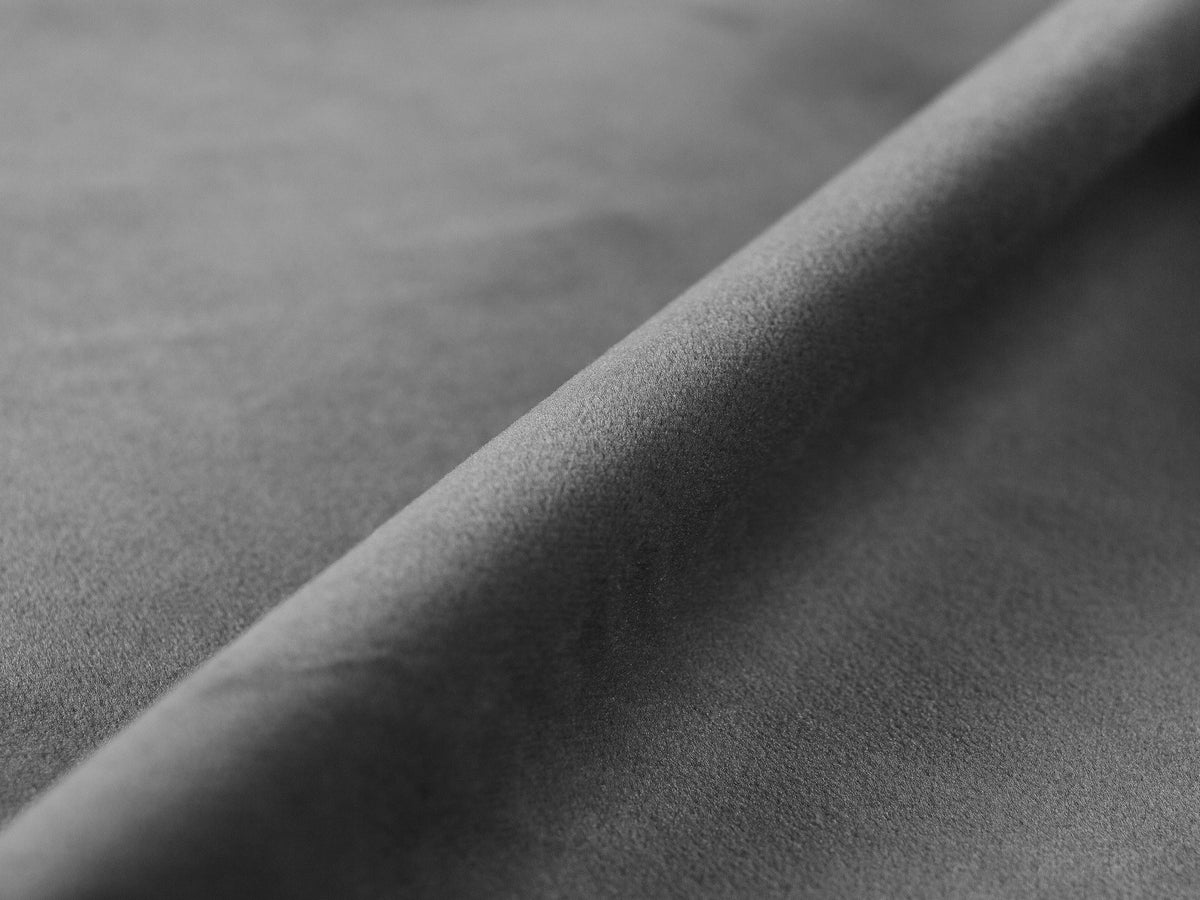 Armloses Sofamodul Jennifer von Micadoni in leichtem Beige, Chenillestoff mit 3D-Struktur, schwarze Kunststoffbeine, Frontalansicht.