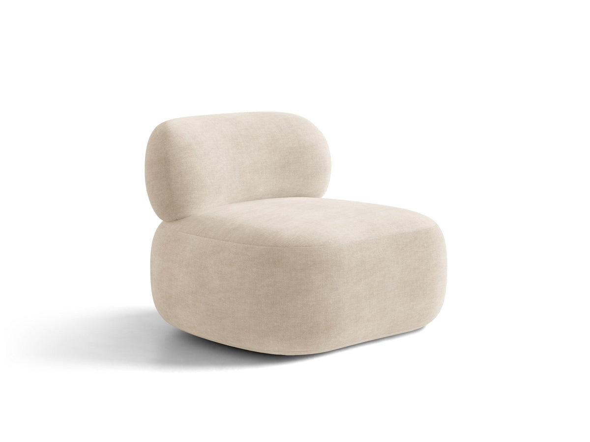 Beige Armsessel Aura von Micadoni mit Chenille-Bezug Golden, schwarzen Kunststoffbeinen und geschwungener Rückenlehne, Frontalansicht.