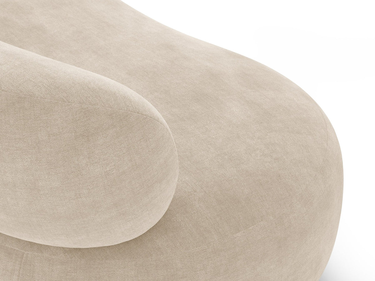Beige Armsessel Aura von Micadoni mit Chenille-Bezug Golden, schwarzen Kunststoffbeinen und geschwungener Rückenlehne, Frontalansicht.