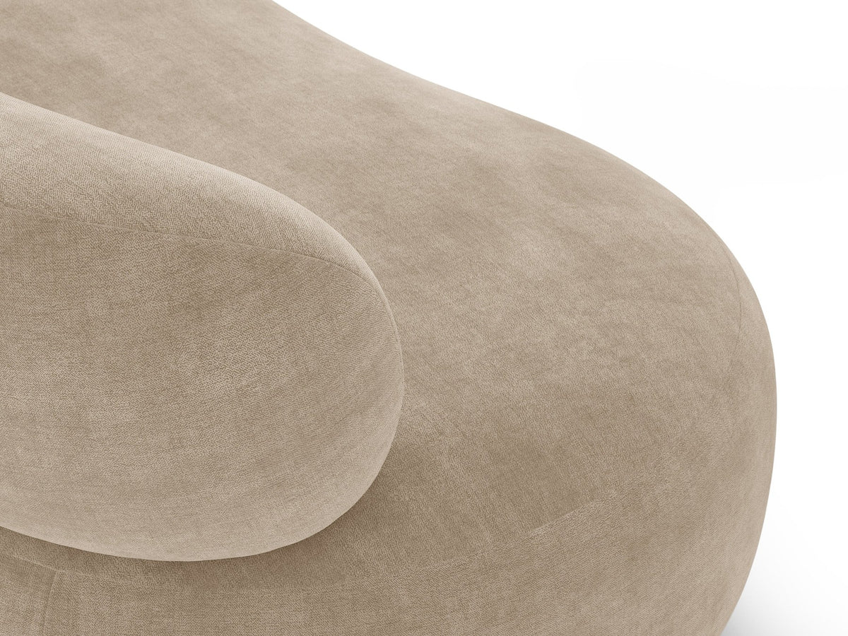 Beige Armsessel Aura von Micadoni mit Chenille-Bezug Golden, schwarzen Kunststoffbeinen und geschwungener Rückenlehne, Frontalansicht.