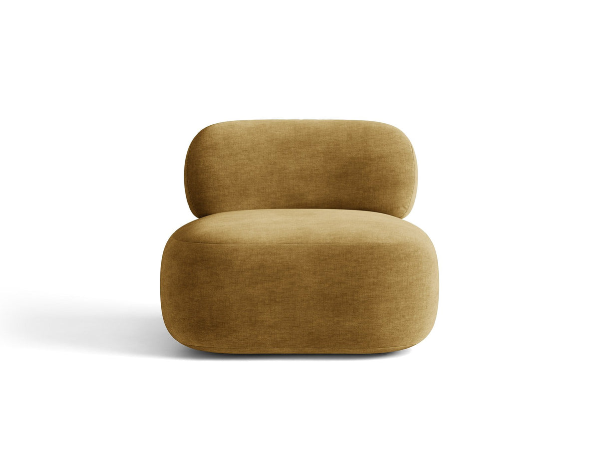 Beige Armsessel Aura von Micadoni mit Chenille-Bezug Golden, schwarzen Kunststoffbeinen und geschwungener Rückenlehne, Frontalansicht.