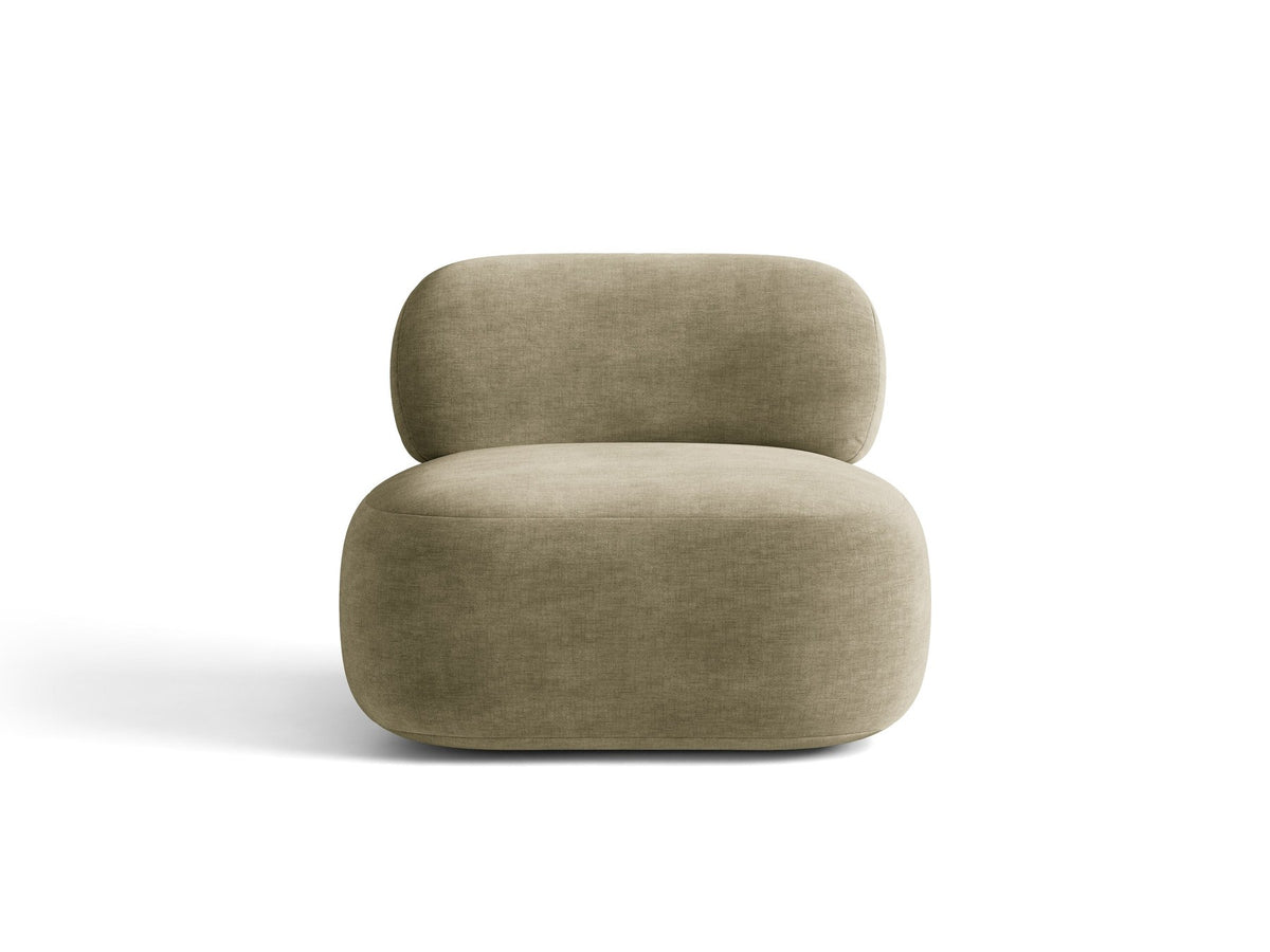 Beige Armsessel Aura von Micadoni mit Chenille-Bezug Golden, schwarzen Kunststoffbeinen und geschwungener Rückenlehne, Frontalansicht.
