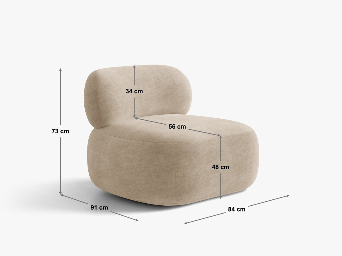 Beige Armsessel Aura von Micadoni mit Chenille-Bezug Golden, schwarzen Kunststoffbeinen und geschwungener Rückenlehne, Frontalansicht.