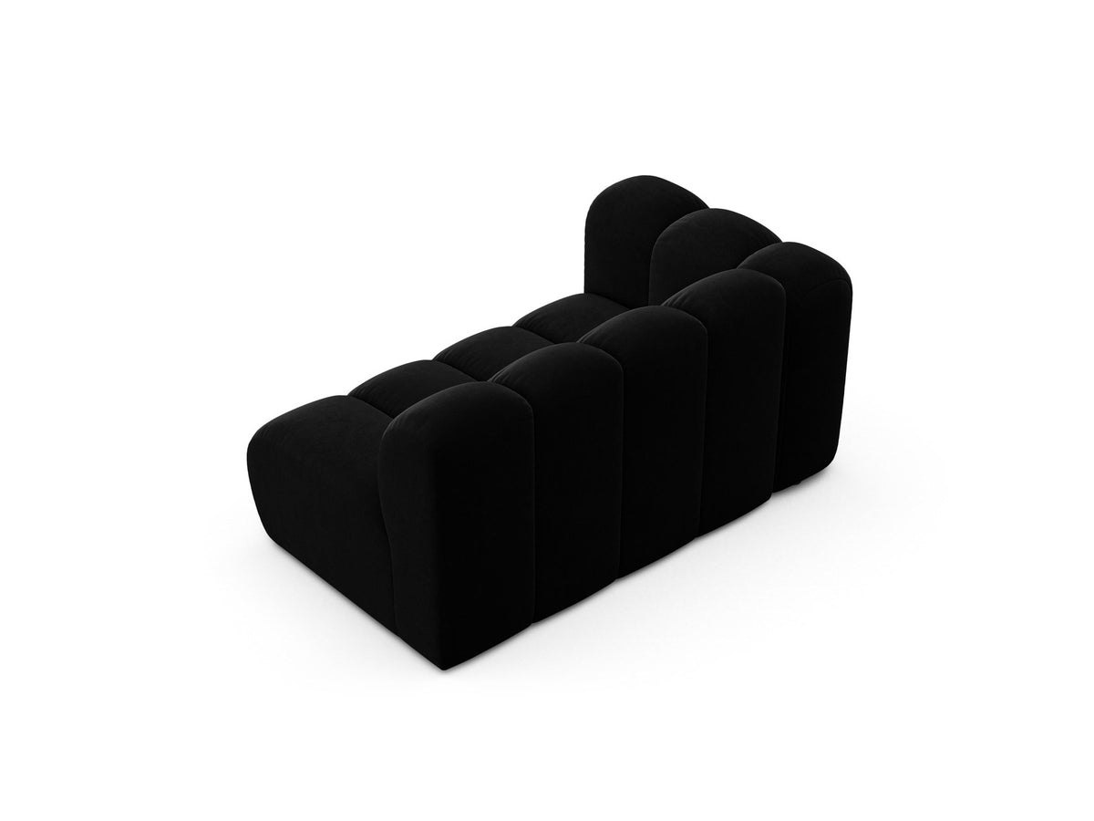 Zweisitziges modulares Sofa Lupine von Micadoni in leichtem Beige mit Venus-Stoffbezug, schwarzen Kunststoffbeinen und niedriger Rückenlehne.
