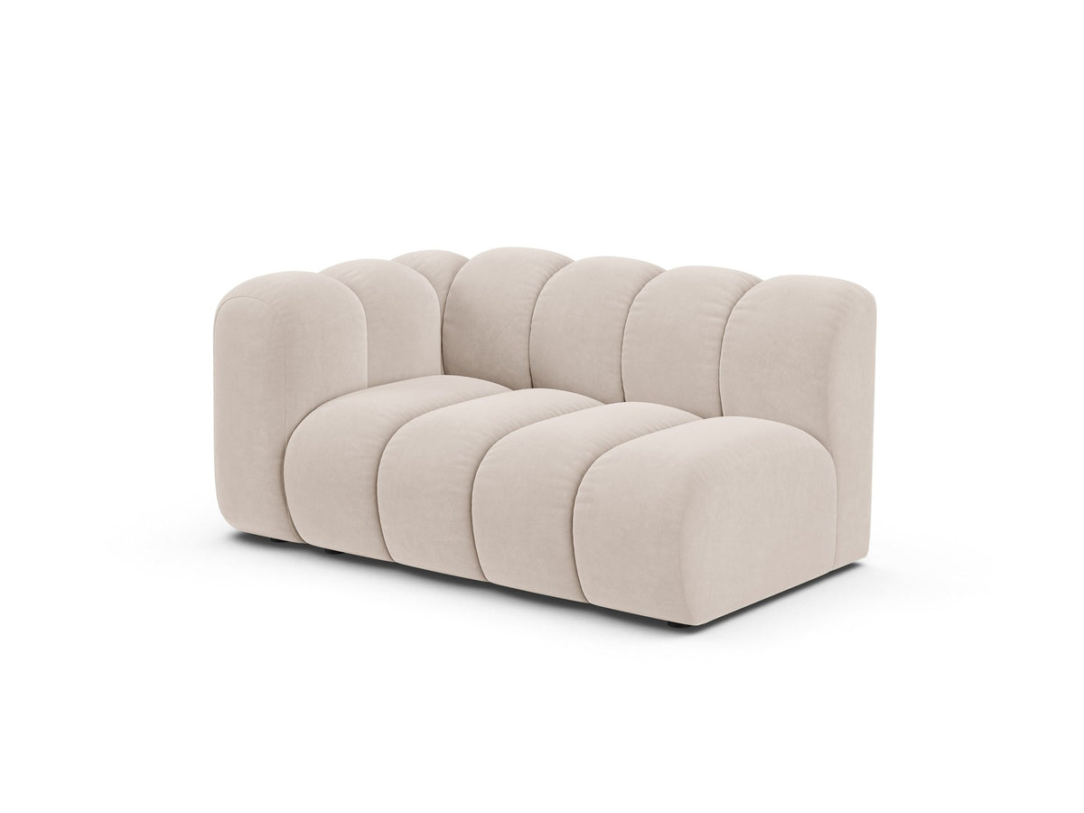 Zweisitziges modulares Sofa Lupine von Micadoni in leichtem Beige mit Venus-Stoffbezug, schwarzen Kunststoffbeinen und niedriger Rückenlehne.