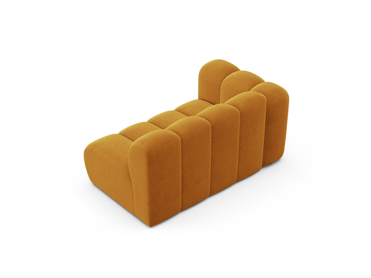 Zweisitziges modulares Sofa Lupine von Micadoni in leichtem Beige mit Venus-Stoffbezug, schwarzen Kunststoffbeinen und niedriger Rückenlehne.