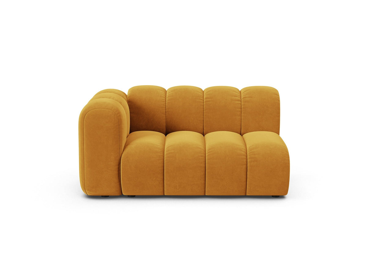 Zweisitziges modulares Sofa Lupine von Micadoni in leichtem Beige mit Venus-Stoffbezug, schwarzen Kunststoffbeinen und niedriger Rückenlehne.