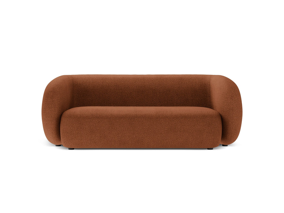 Weisses 4er Sofa Kate von Micadoni mit strukturiertem Bouclé-Stoff, schwarzen Kunststoffbeinen und breiter Sitzfläche.