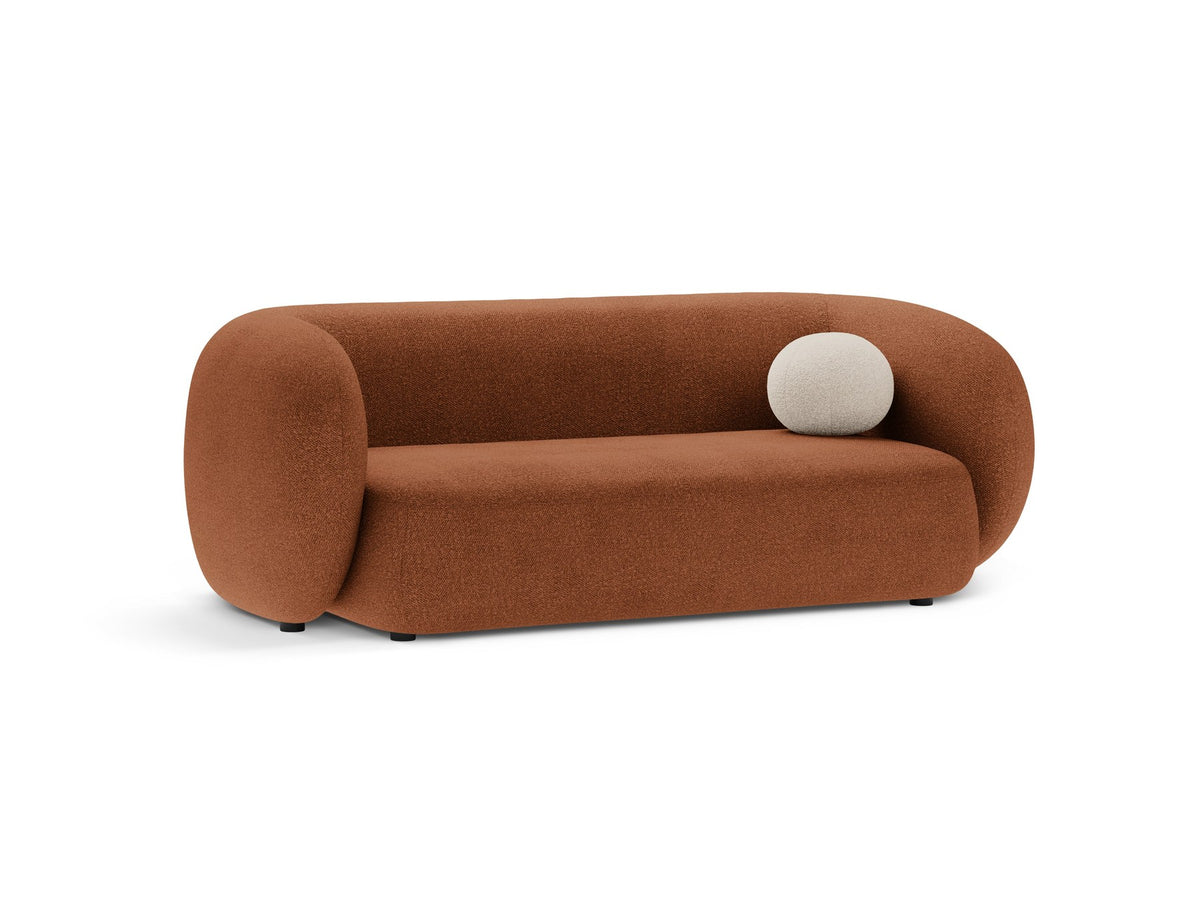 Weisses 4er Sofa Kate von Micadoni mit strukturiertem Bouclé-Stoff, schwarzen Kunststoffbeinen und breiter Sitzfläche.