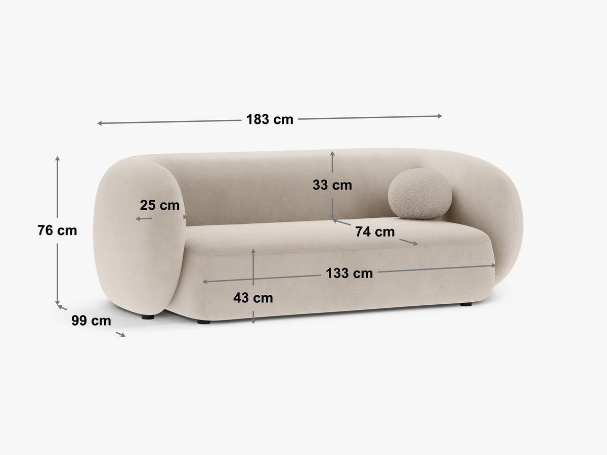 Weisses 4er Sofa Kate von Micadoni mit strukturiertem Bouclé-Stoff, schwarzen Kunststoffbeinen und breiter Sitzfläche.