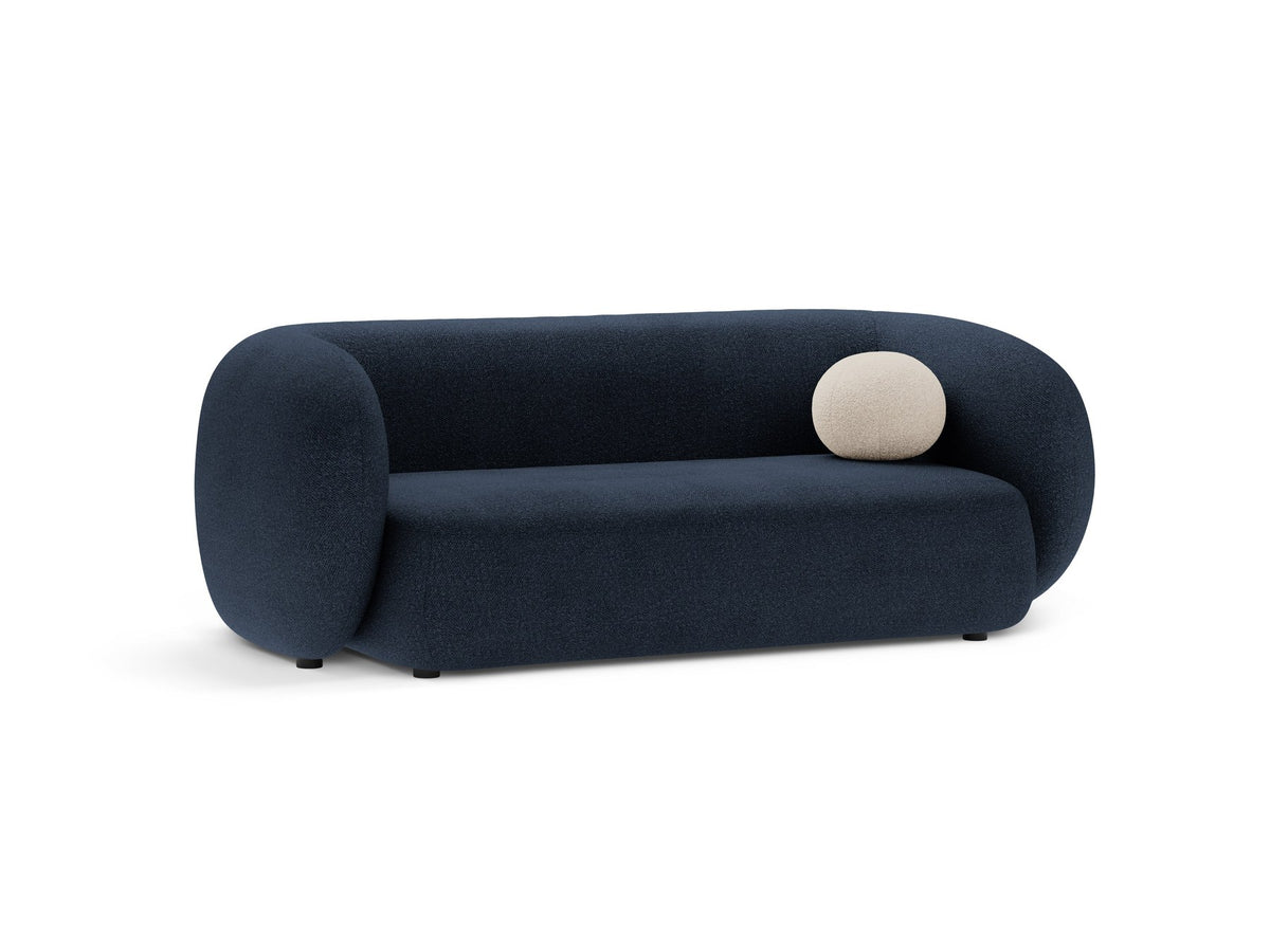 Weisses 4er Sofa Kate von Micadoni mit strukturiertem Bouclé-Stoff, schwarzen Kunststoffbeinen und breiter Sitzfläche.