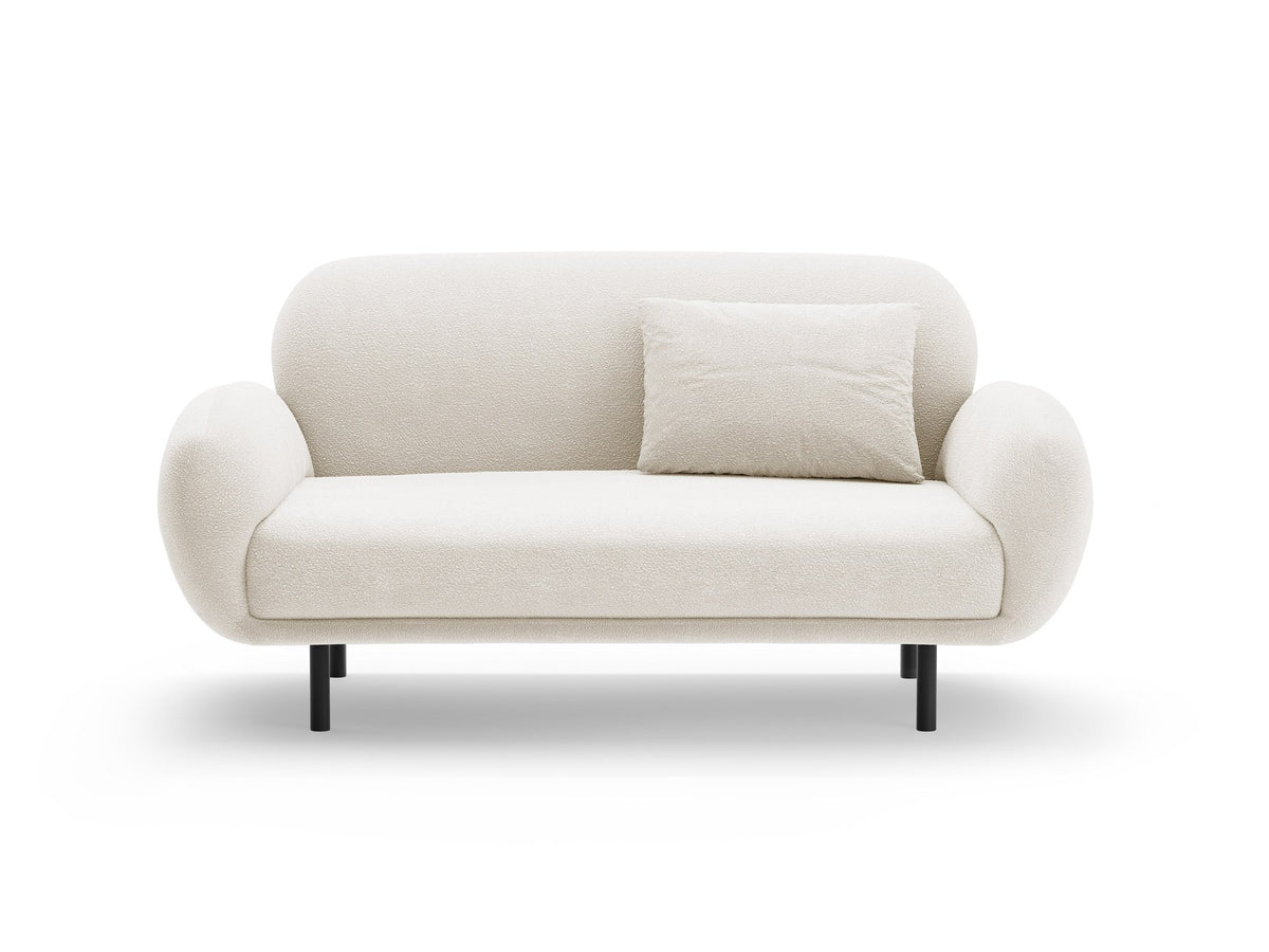 Weisses 2er Sofa Poppy von Micadoni mit runder Silhouette, Bouclé-Stoff-Bezug und schwarzen Metallbeinen auf hellem Hintergrund.