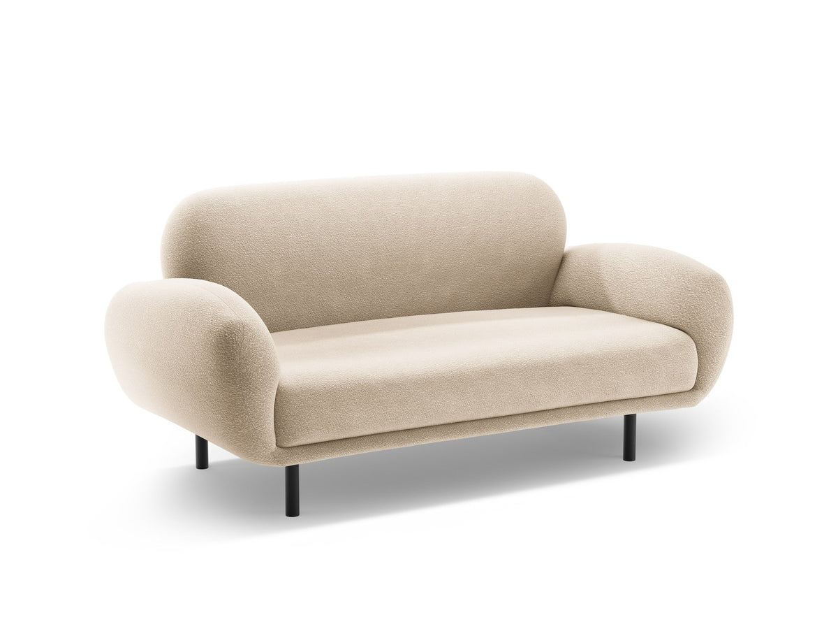 Weisses 2er Sofa Poppy von Micadoni mit runder Silhouette, Bouclé-Stoff-Bezug und schwarzen Metallbeinen auf hellem Hintergrund.