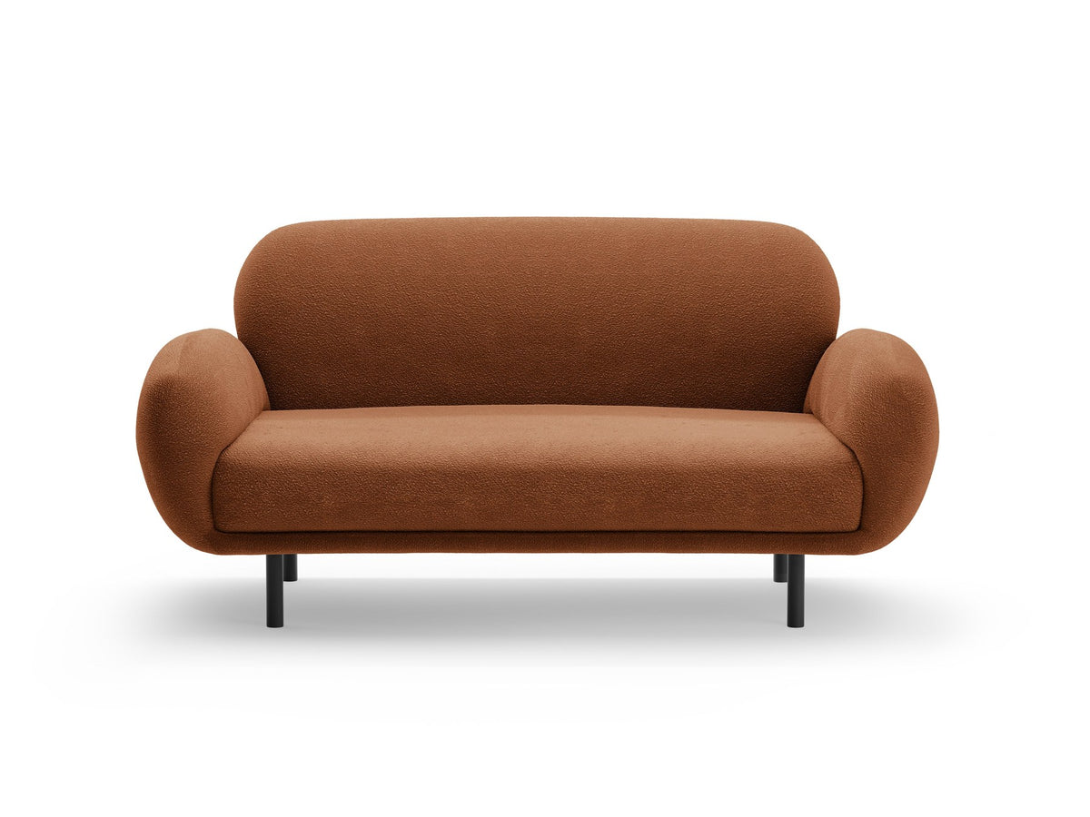 Weisses 2er Sofa Poppy von Micadoni mit runder Silhouette, Bouclé-Stoff-Bezug und schwarzen Metallbeinen auf hellem Hintergrund.