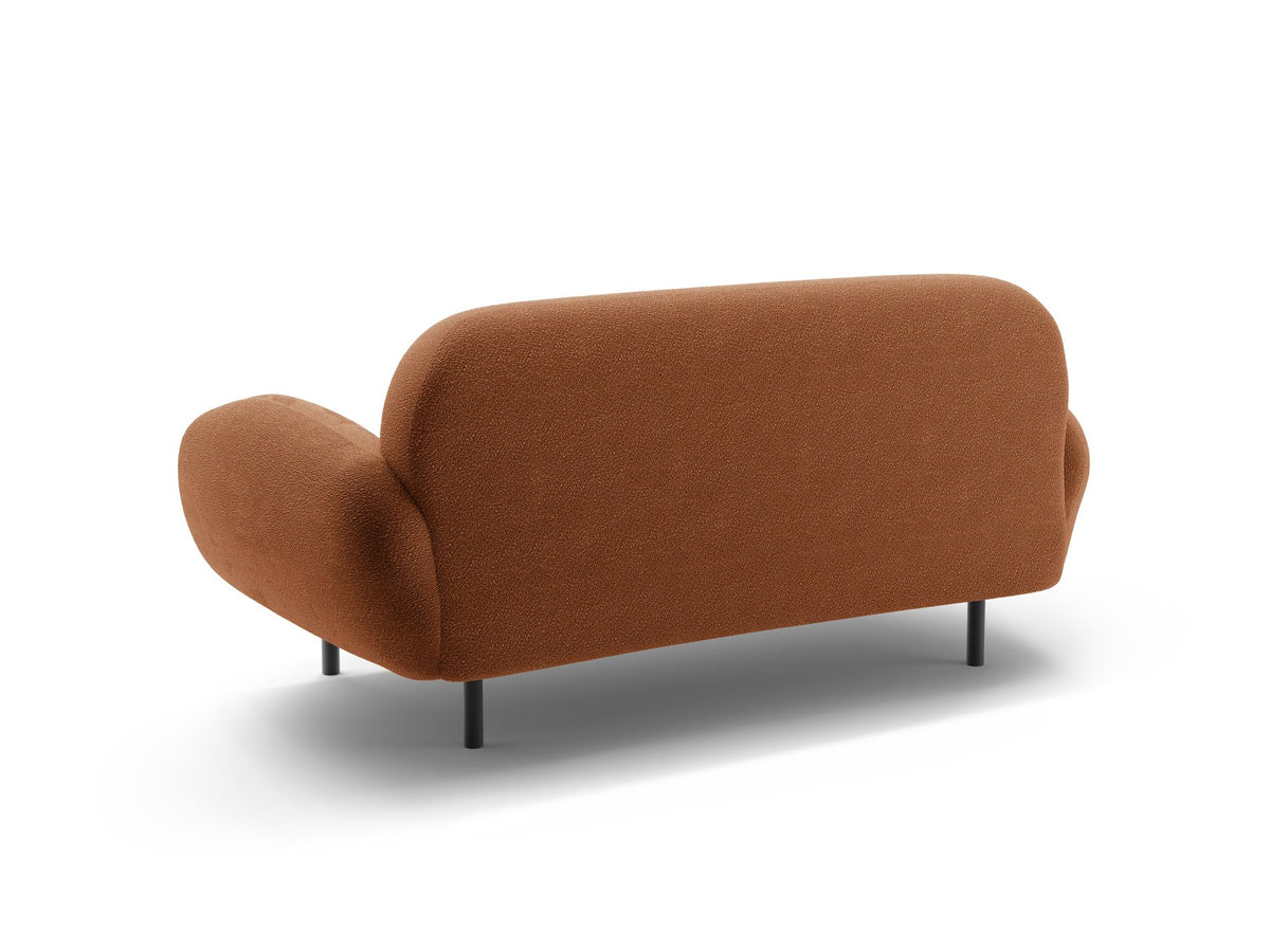 Weisses 2er Sofa Poppy von Micadoni mit runder Silhouette, Bouclé-Stoff-Bezug und schwarzen Metallbeinen auf hellem Hintergrund.
