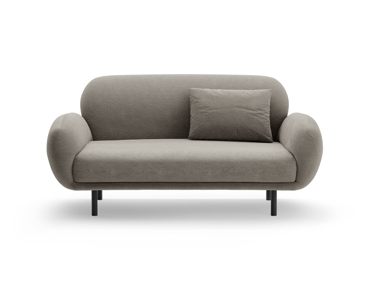 Weisses 2er Sofa Poppy von Micadoni mit runder Silhouette, Bouclé-Stoff-Bezug und schwarzen Metallbeinen auf hellem Hintergrund.