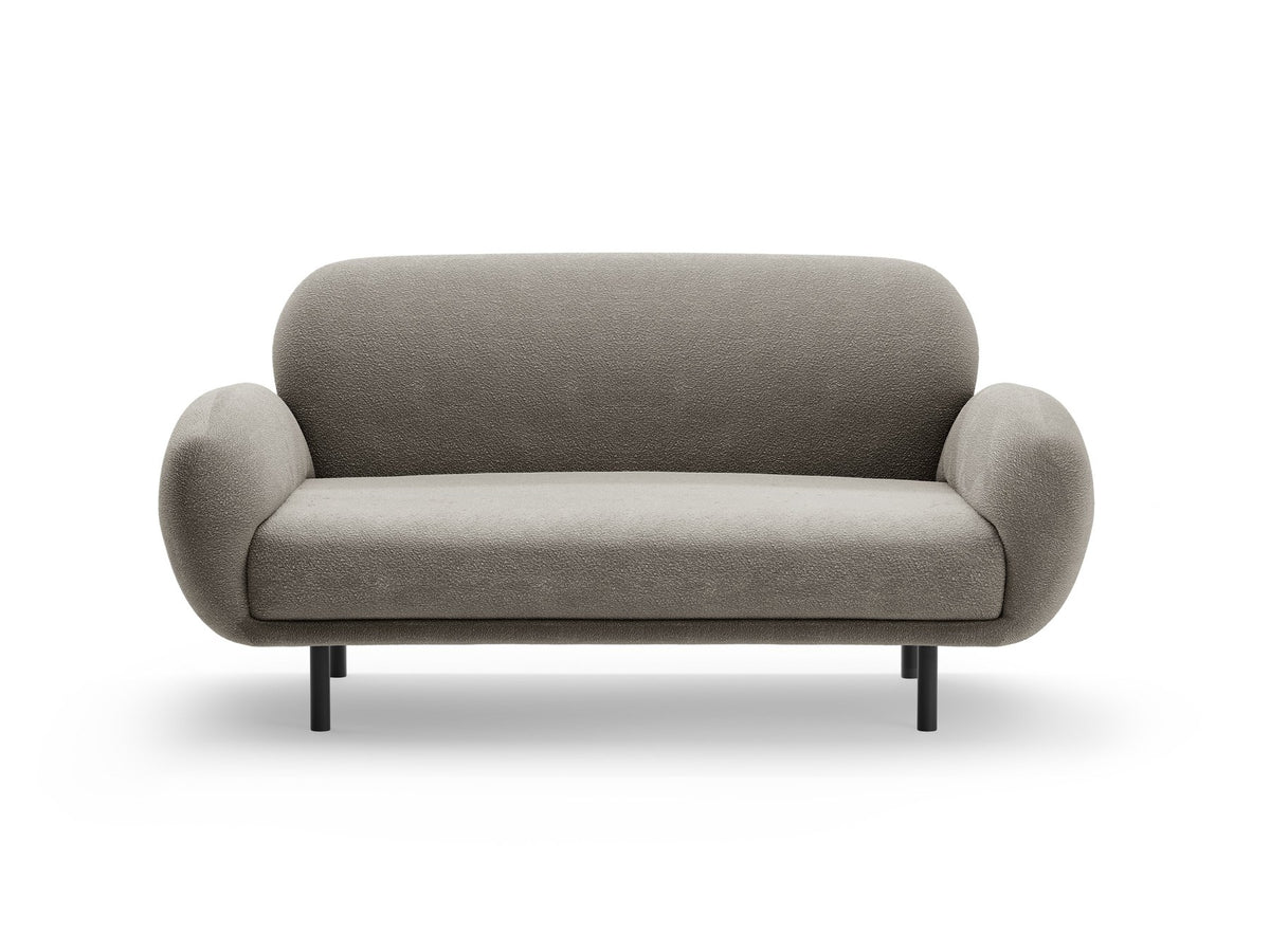 Weisses 2er Sofa Poppy von Micadoni mit runder Silhouette, Bouclé-Stoff-Bezug und schwarzen Metallbeinen auf hellem Hintergrund.
