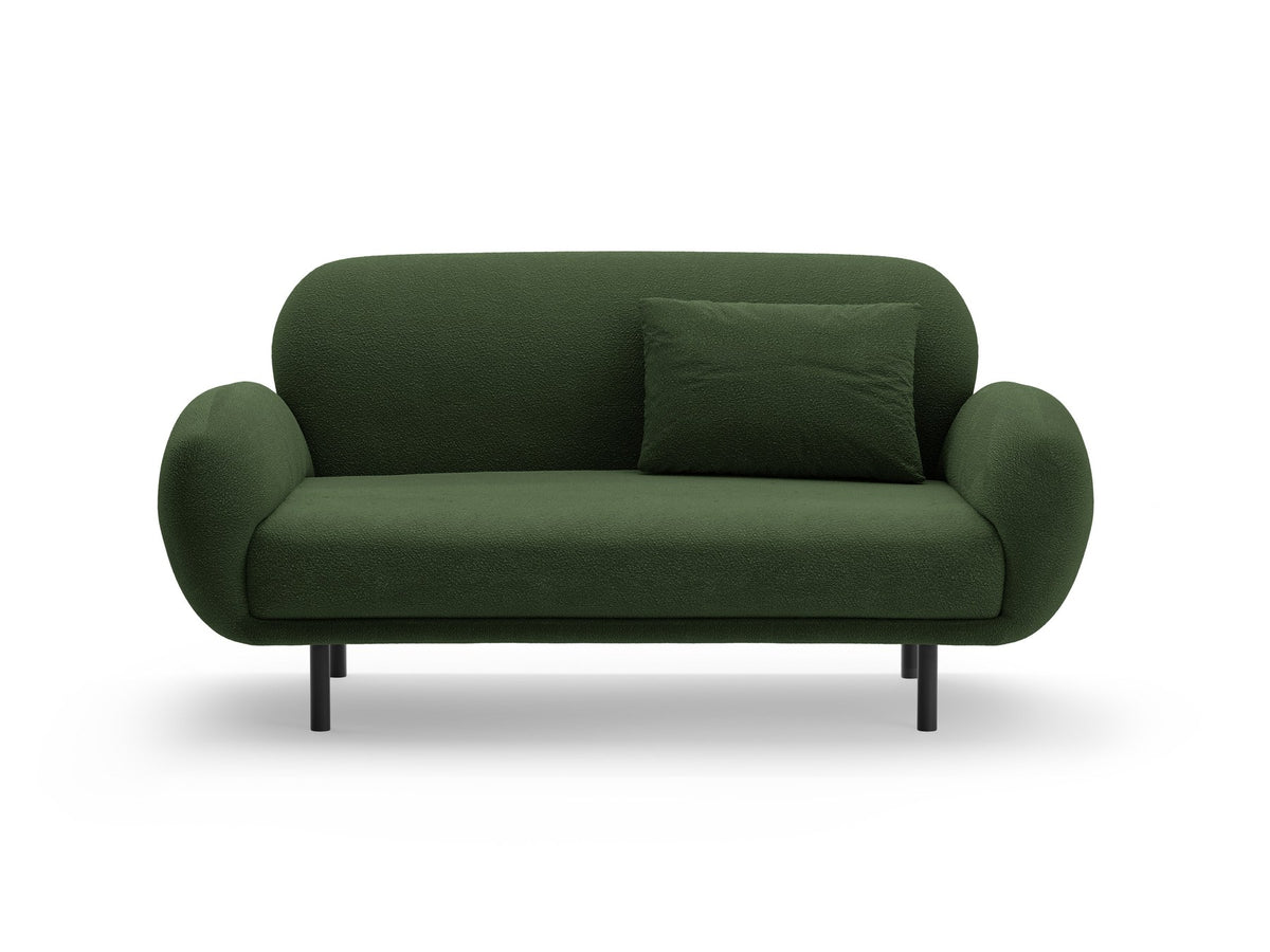 Weisses 2er Sofa Poppy von Micadoni mit runder Silhouette, Bouclé-Stoff-Bezug und schwarzen Metallbeinen auf hellem Hintergrund.