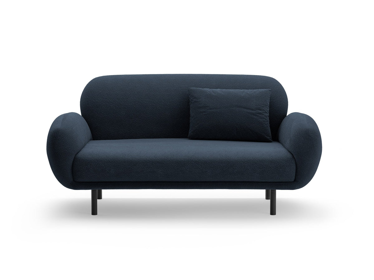 Weisses 2er Sofa Poppy von Micadoni mit runder Silhouette, Bouclé-Stoff-Bezug und schwarzen Metallbeinen auf hellem Hintergrund.