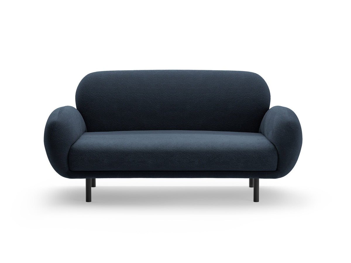 Weisses 2er Sofa Poppy von Micadoni mit runder Silhouette, Bouclé-Stoff-Bezug und schwarzen Metallbeinen auf hellem Hintergrund.