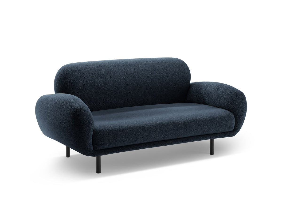 Weisses 2er Sofa Poppy von Micadoni mit runder Silhouette, Bouclé-Stoff-Bezug und schwarzen Metallbeinen auf hellem Hintergrund.
