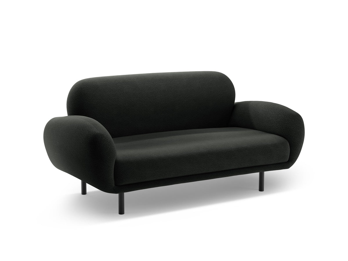 Weisses 2er Sofa Poppy von Micadoni mit runder Silhouette, Bouclé-Stoff-Bezug und schwarzen Metallbeinen auf hellem Hintergrund.