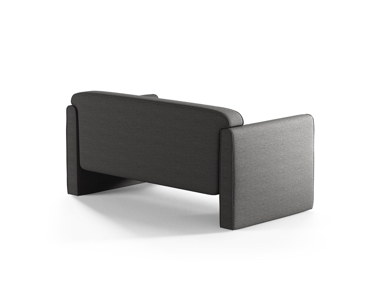 Beiges 2er Sofa Abby von Micadoni mit gepolsterter Sitzfläche, niedrigen schwarzen Kunststoffbeinen und schlichtem, abgerundetem Design.