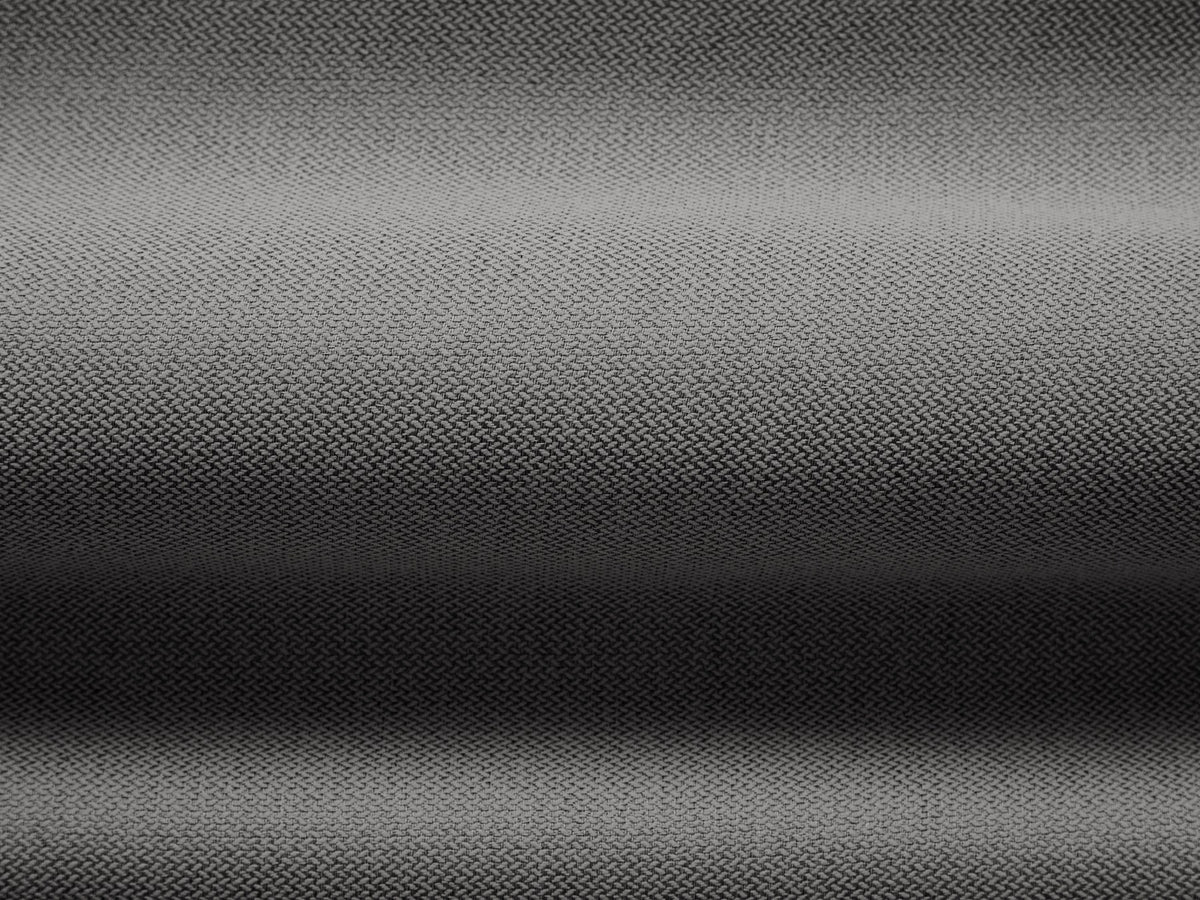 Beiges 2er Sofa Abby von Micadoni mit gepolsterter Sitzfläche, niedrigen schwarzen Kunststoffbeinen und schlichtem, abgerundetem Design.