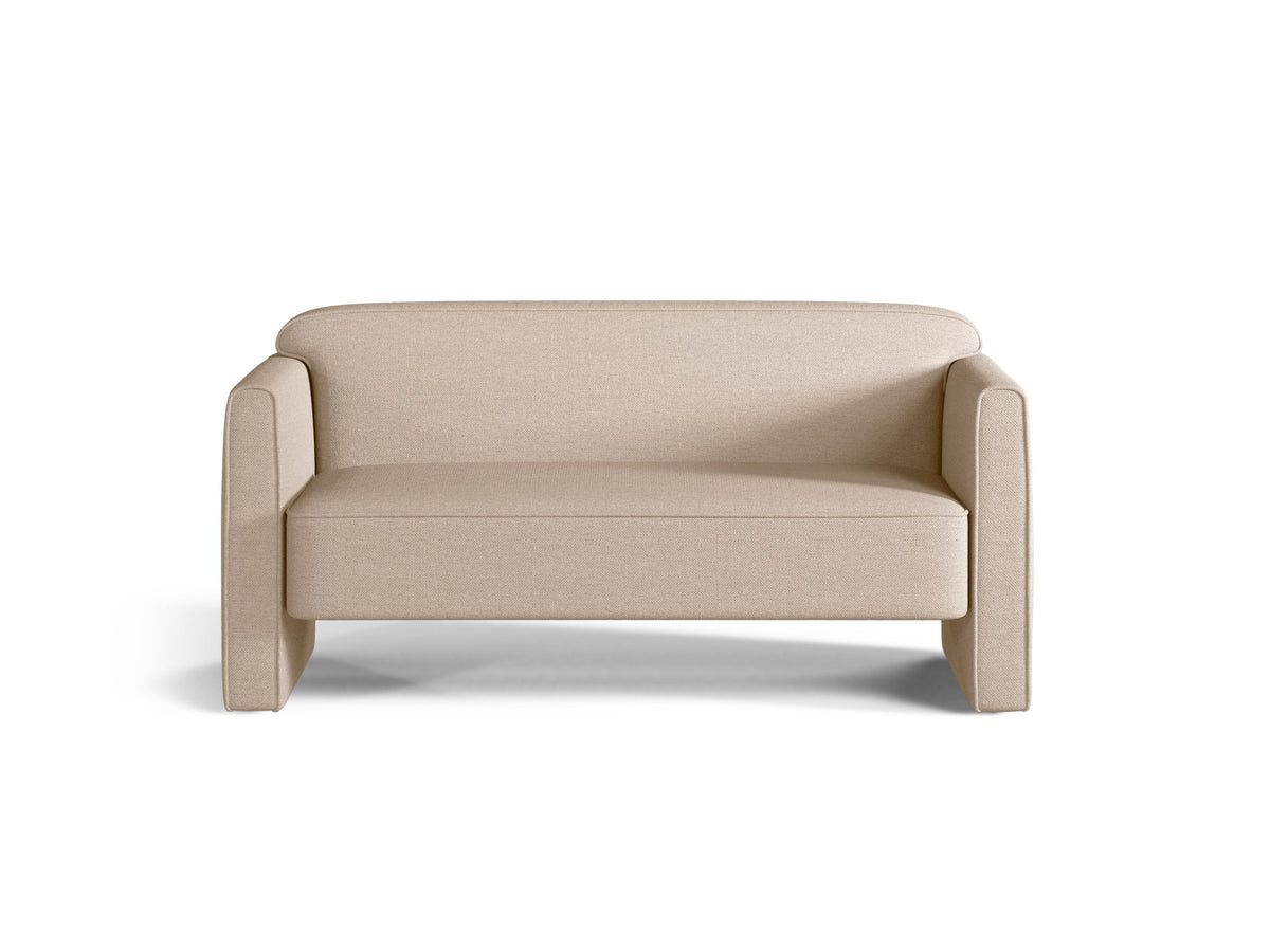 Beiges 2er Sofa Abby von Micadoni mit gepolsterter Sitzfläche, niedrigen schwarzen Kunststoffbeinen und schlichtem, abgerundetem Design.