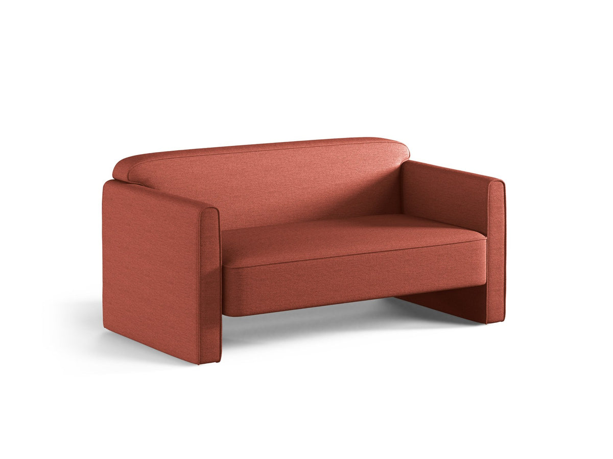 Beiges 2er Sofa Abby von Micadoni mit gepolsterter Sitzfläche, niedrigen schwarzen Kunststoffbeinen und schlichtem, abgerundetem Design.