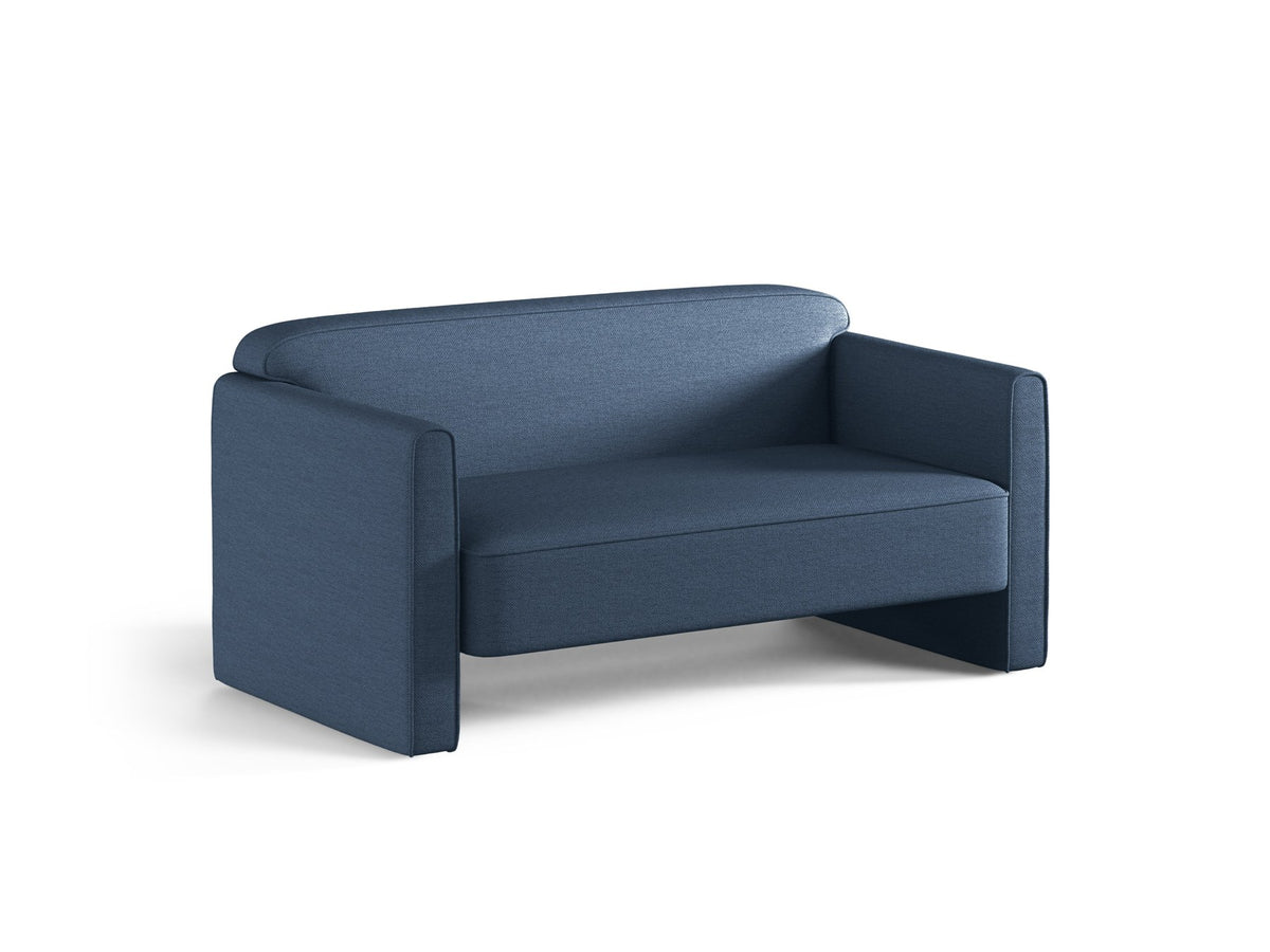 Beiges 2er Sofa Abby von Micadoni mit gepolsterter Sitzfläche, niedrigen schwarzen Kunststoffbeinen und schlichtem, abgerundetem Design.