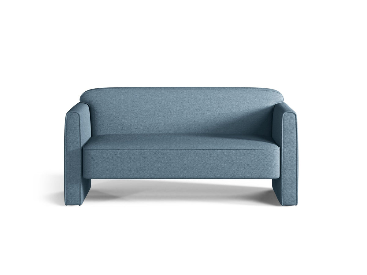 Beiges 2er Sofa Abby von Micadoni mit gepolsterter Sitzfläche, niedrigen schwarzen Kunststoffbeinen und schlichtem, abgerundetem Design.