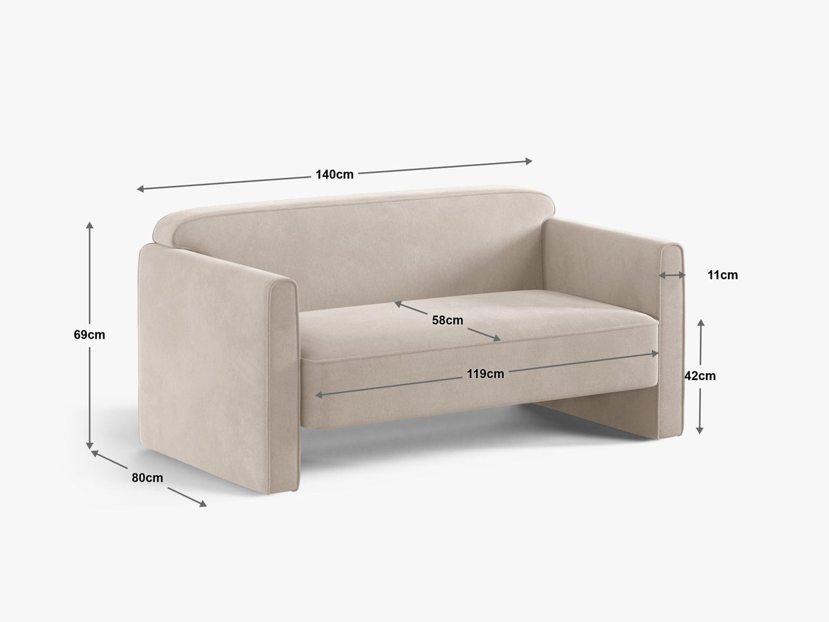 Beiges 2er Sofa Abby von Micadoni mit gepolsterter Sitzfläche, niedrigen schwarzen Kunststoffbeinen und schlichtem, abgerundetem Design.